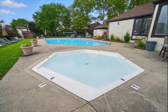 127 Saint Michelle St Unit 35B, Columbus, OH 43085 - community pool with a patio area and a hot tub