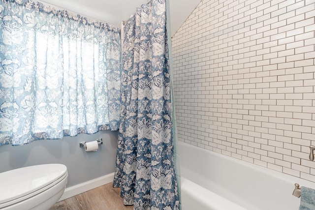 162 E Morrill Ave, Columbus, OH 43207 - full bathroom featuring toilet, wood finished floors, baseboards, shower / tub combo with curtain, and lofted ceiling