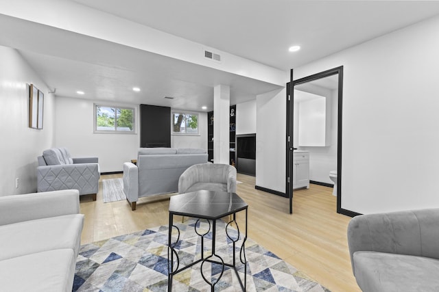 1530 Lexdale Dr, Reynoldsburg, OH 43068 - living room featuring light wood-style floors, recessed lighting, and baseboards