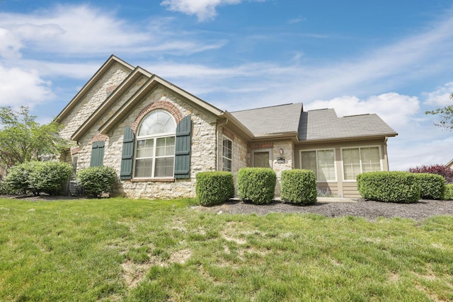 6542 Lakeview Cir, Canal Winchester, OH 43110 - single story home featuring stone siding, a front yard, and roof with shingles