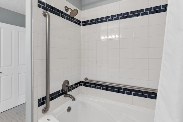 6542 Lakeview Cir, Canal Winchester, OH 43110 - full bathroom featuring shower / bath combination with curtain