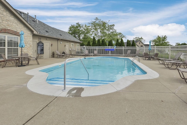 6542 Lakeview Cir, Canal Winchester, OH 43110 - community pool featuring a patio
