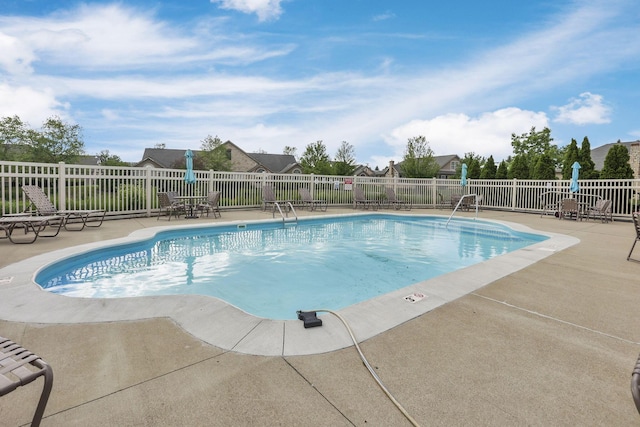 6542 Lakeview Cir, Canal Winchester, OH 43110 - community pool featuring a patio area