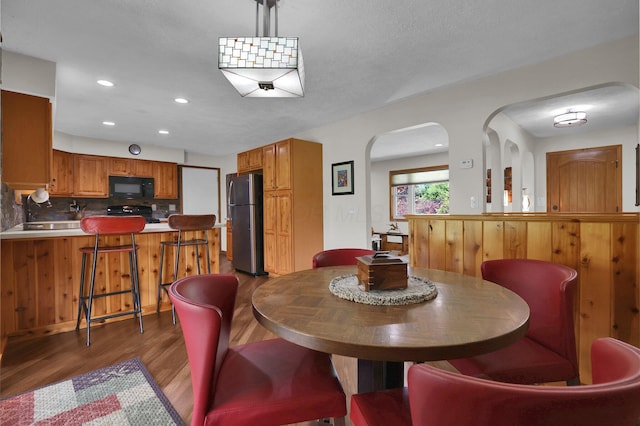 699 Cedar Run Rd NE, Newark, OH 43055 - dining space featuring wood finished floors, recessed lighting, and arched walkways