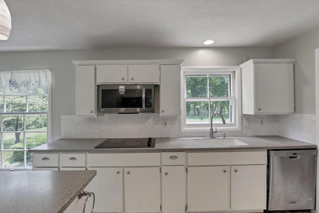 498 Manor, Newark, OH 43055 - kitchen featuring stainless steel appliances, a sink, white cabinetry, decorative backsplash, and recessed lighting