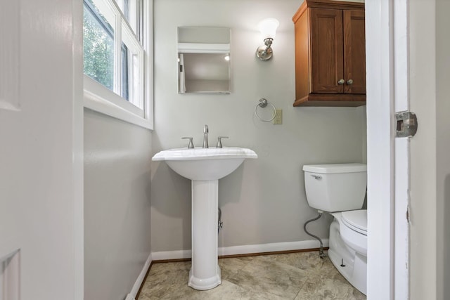 498 Manor, Newark, OH 43055 - bathroom featuring toilet and baseboards