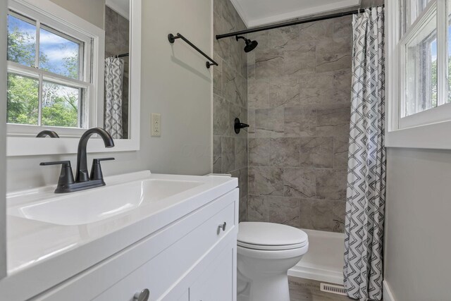 498 Manor, Newark, OH 43055 - full bathroom featuring toilet, vanity, and tiled shower