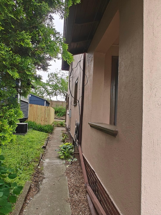 16 N 7th St, Newark, OH 43055 - view of side of property featuring fence and stucco siding