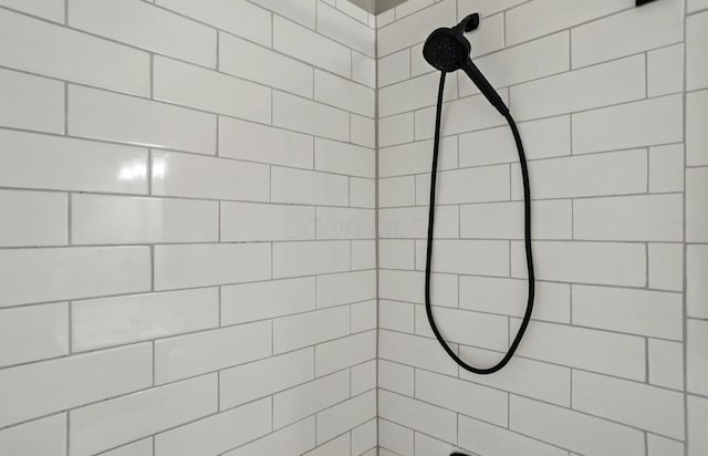 7221 Dewfall Dr, Reynoldsburg, OH 43068 - bathroom with a tile shower