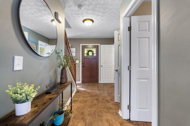 369 Highbanks Valley Ct, Newark, OH 43055 - entryway featuring a textured ceiling