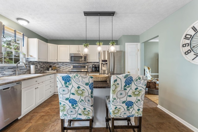 369 Highbanks Valley Ct, Newark, OH 43055 - kitchen featuring stainless steel appliances, backsplash, white cabinets, and a textured ceiling