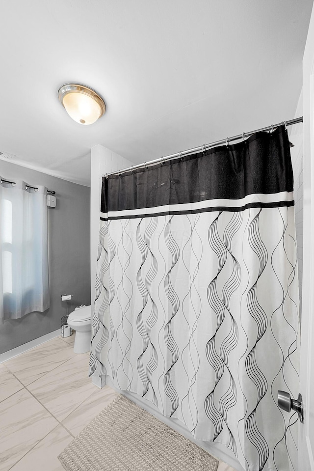 1081 Harrisburg Pike, Columbus, OH 43223 - bathroom with toilet, baseboards, and curtained shower