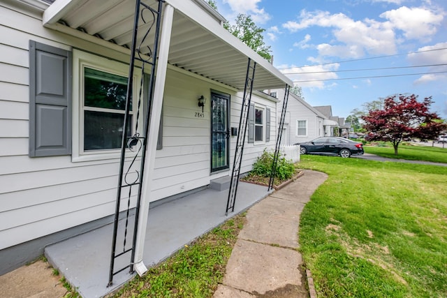 2845 Homecroft Dr, Columbus, OH 43211 - entrance to property with a yard
