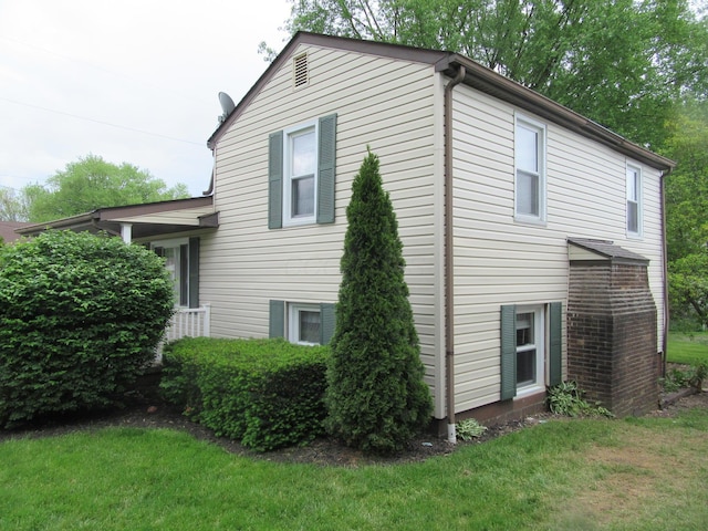 302 W Hubert Ave, Lancaster, OH 43130 - view of side of home featuring a yard