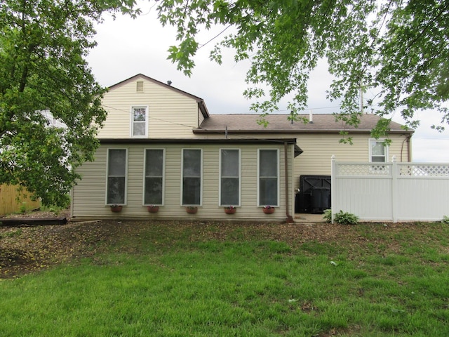 302 W Hubert Ave, Lancaster, OH 43130 - view of rear view of property