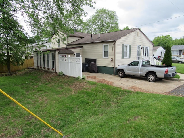 302 W Hubert Ave, Lancaster, OH 43130 - view of side of home