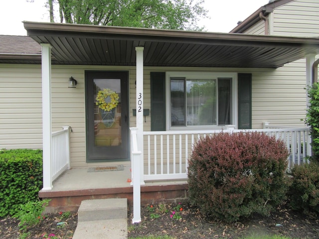 302 W Hubert Ave, Lancaster, OH 43130 - entrance to property featuring a porch