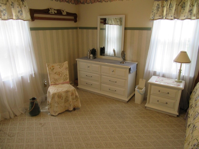 302 W Hubert Ave, Lancaster, OH 43130 - living area with wallpapered walls
