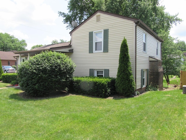 302 W Hubert Ave, Lancaster, OH 43130 - view of side of home with a yard