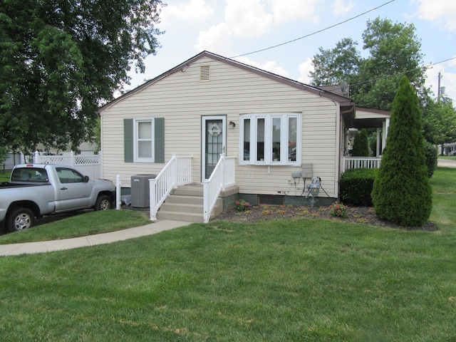 302 W Hubert Ave, Lancaster, OH 43130 - bungalow-style home featuring a front yard