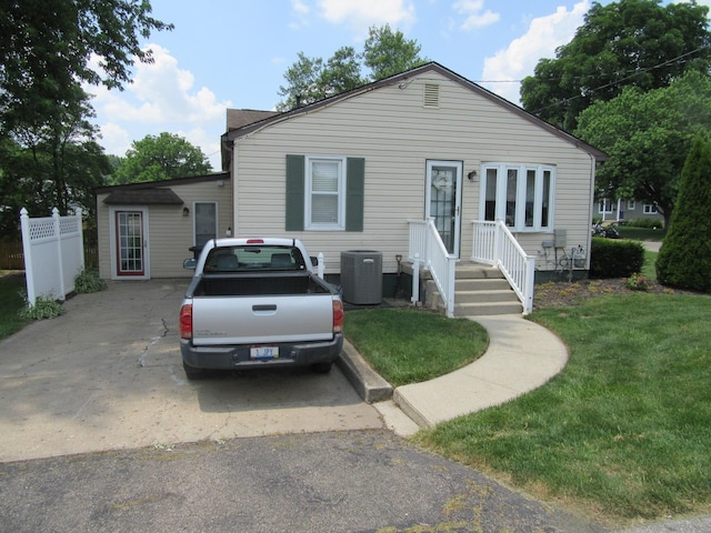 302 W Hubert Ave, Lancaster, OH 43130 - view of bungalow-style home