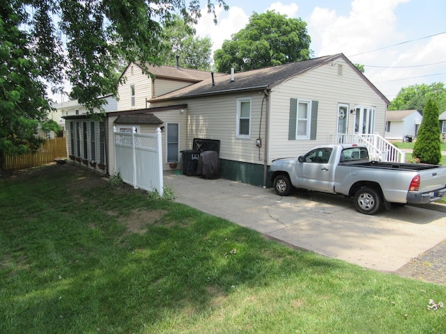 302 W Hubert Ave, Lancaster, OH 43130 - view of side of property
