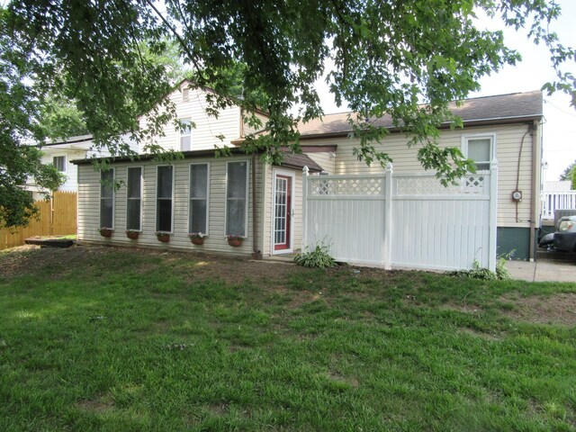 302 W Hubert Ave, Lancaster, OH 43130 - rear view of house