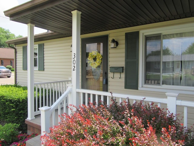 302 W Hubert Ave, Lancaster, OH 43130 - view of exterior entry featuring a porch