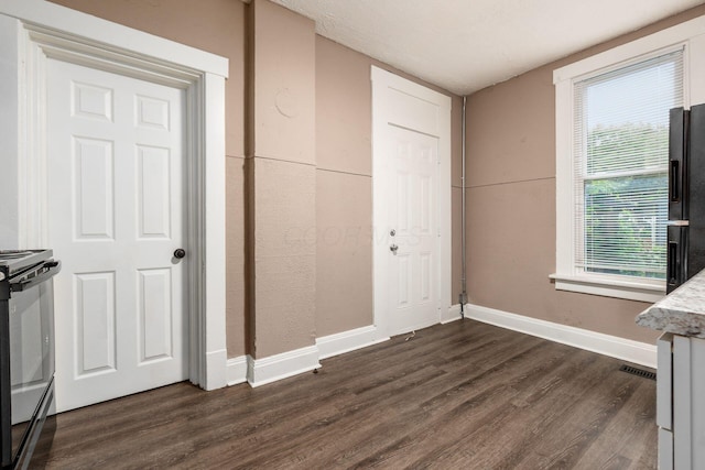 438-440 S Ohio Ave, Columbus, OH 43205 - foyer entrance featuring dark wood-style floors and baseboards