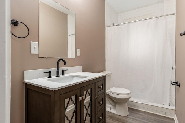 438-440 S Ohio Ave, Columbus, OH 43205 - full bath with wood finished floors, toilet, a shower with curtain, and vanity