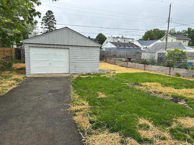 2649 Hiawatha St, Columbus, OH 43211 - detached garage with asphalt driveway