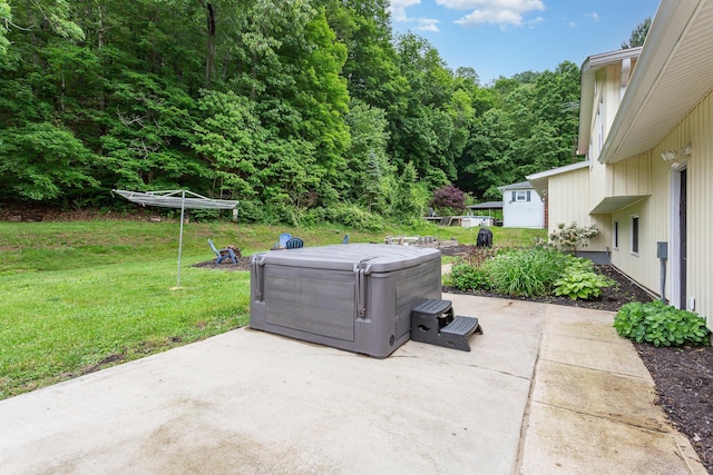 2914 Hickory Hill Dr SE, Lancaster, OH 43130 - view of patio with a hot tub