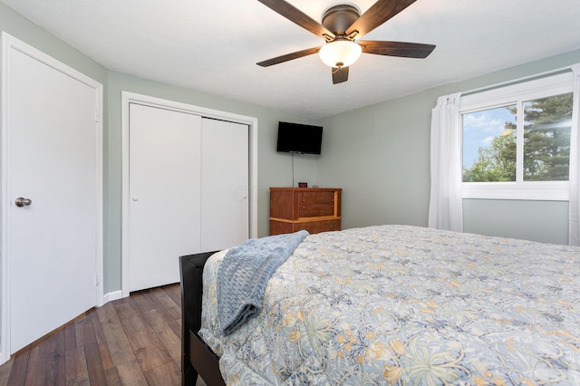 2914 Hickory Hill Dr SE, Lancaster, OH 43130 - bedroom with dark wood-style floors, a closet, a ceiling fan, and baseboards
