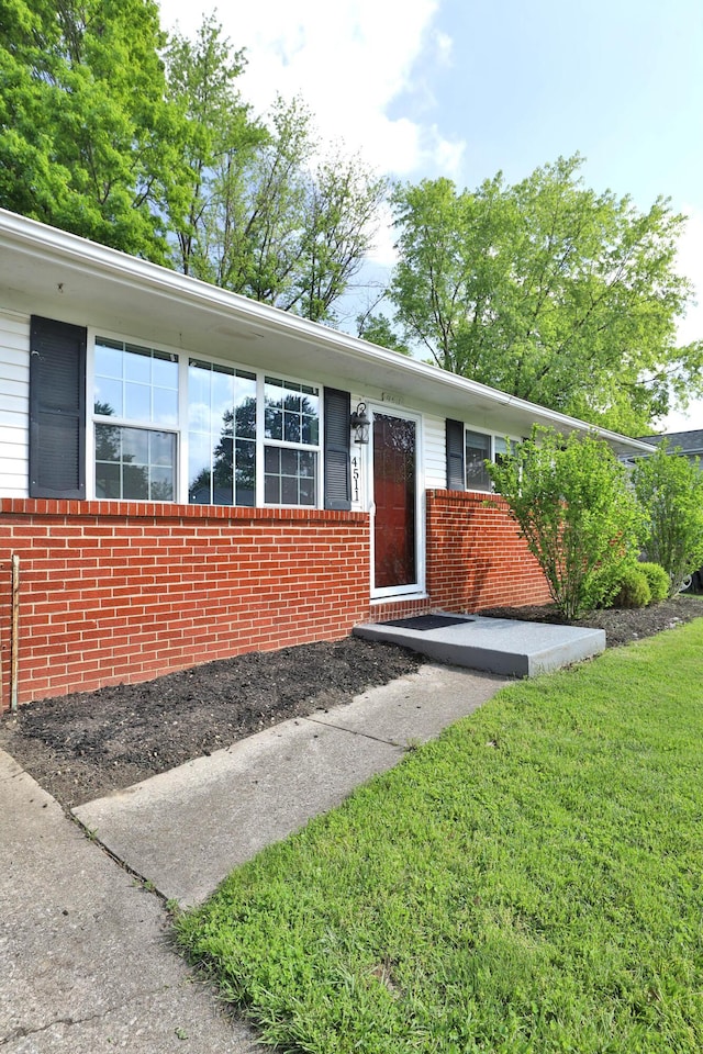4511 Collingdale Rd, Columbus, OH 43231 - ranch-style house with brick siding and a front yard
