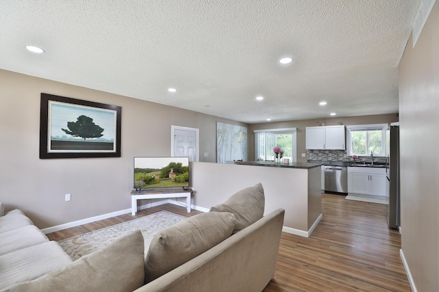 4511 Collingdale Rd, Columbus, OH 43231 - living area featuring wood finished floors, a textured ceiling, baseboards, and recessed lighting
