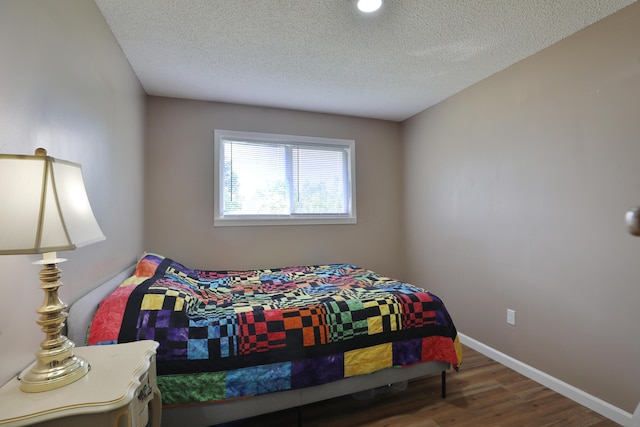 4511 Collingdale Rd, Columbus, OH 43231 - bedroom featuring wood finished floors, a textured ceiling, and baseboards