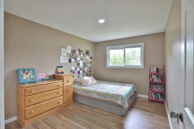 4511 Collingdale Rd, Columbus, OH 43231 - bedroom with light wood-style floors, a textured ceiling, baseboards, and recessed lighting