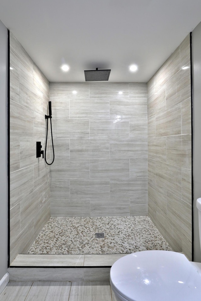 4511 Collingdale Rd, Columbus, OH 43231 - bathroom featuring a tile shower and toilet