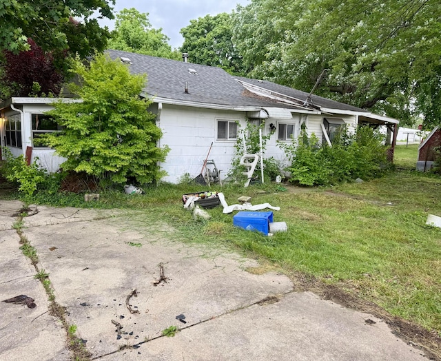 15 Tulip Rd, Medway, OH 45341 - back of property featuring a shingled roof and a yard