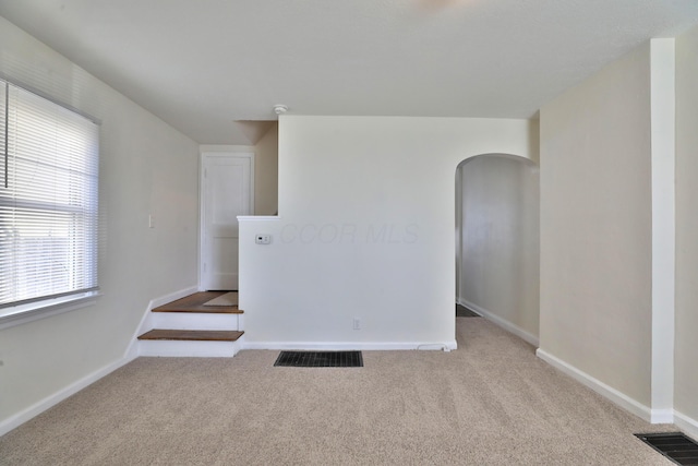 784 E Mithoff St, Columbus, OH 43206 - carpeted empty room with arched walkways and baseboards