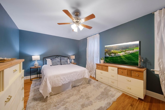 297 E Welch Ave, Columbus, OH 43207 - bedroom featuring light wood-style floors, baseboards, and ceiling fan