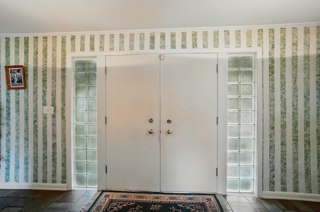 1120 Morning St, Worthington, OH 43085 - foyer entrance with wallpapered walls and baseboards