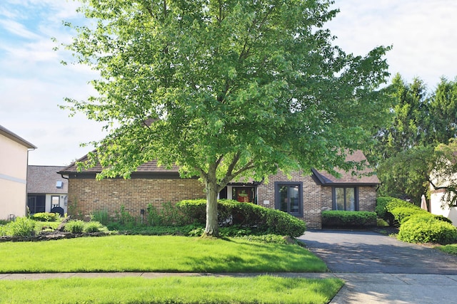 7775 Pembrook Dr, Reynoldsburg, OH 43068 - view of front facade with brick siding and a front lawn