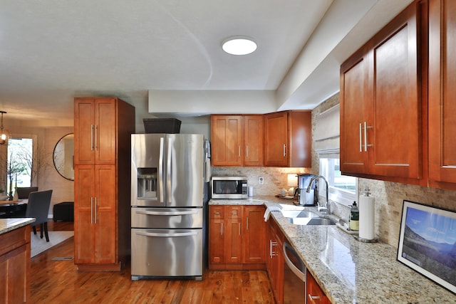 7775 Pembrook Dr, Reynoldsburg, OH 43068 - kitchen with stainless steel appliances, a sink, wood finished floors, and tasteful backsplash