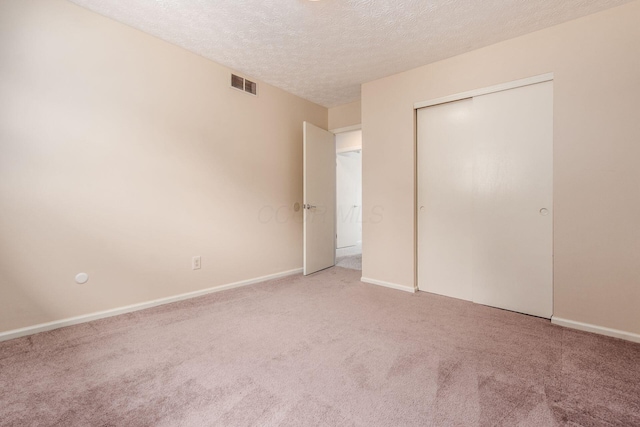 5946 Lisa St, Columbus, OH 43231 - unfurnished bedroom featuring carpet, a textured ceiling, and a closet