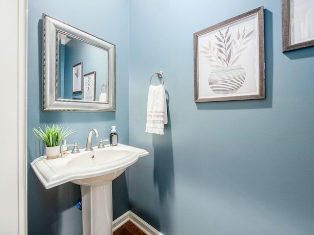 6628 Dalmore Ln, Dublin, OH 43016 - bathroom with baseboards and a sink