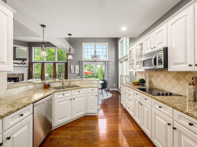 6628 Dalmore Ln, Dublin, OH 43016 - kitchen featuring appliances with stainless steel finishes, a sink, dark wood-style flooring, baseboards, and white cabinets