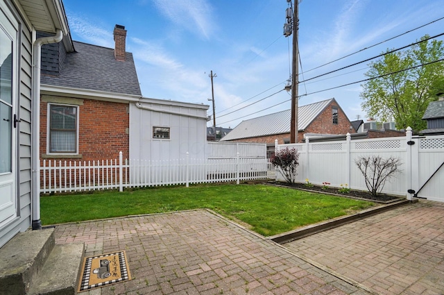 446 E Beck St, Columbus, OH 43206 - view of yard with a patio