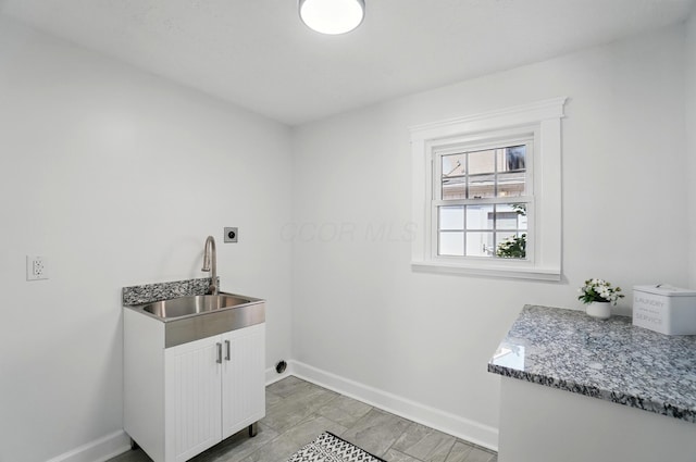446 E Beck St, Columbus, OH 43206 - laundry area featuring electric dryer hookup, baseboards, and cabinet space