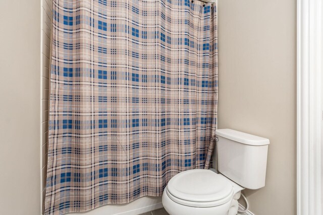 full bath with toilet and shower / bathtub combination with curtain